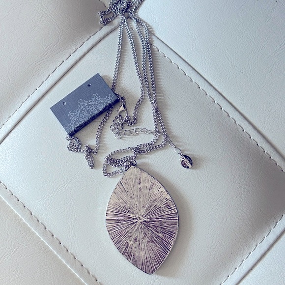 Howard’s 18’/20’ long necklace with pendant - Picture 3 of 4